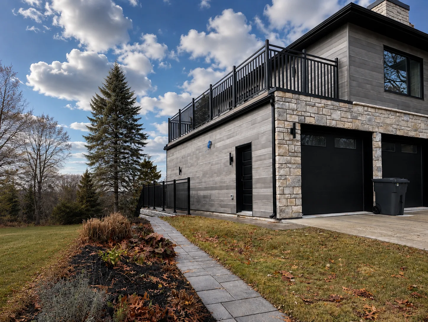 Garde-corps URailing barreaux horizontaux sur balcon de maison contemporaine